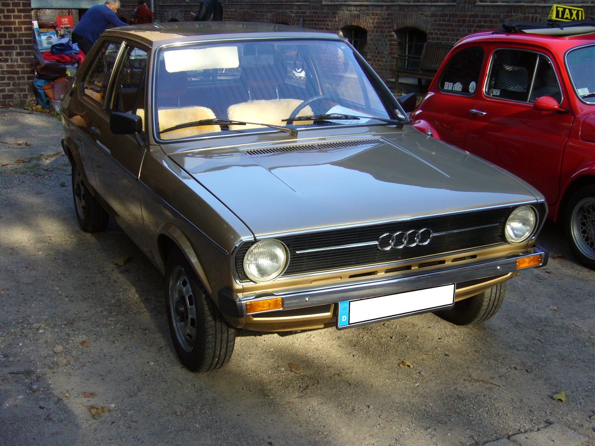 Audi 50, produziert von 1974 bis 1978. Der Audi 50 war in den Varianten LS mit 50 PS und GL mit 60 PS erhältlich. Ab 1979 war nur noch der baugleiche VW Polo erhältlich. Oldtimertreffen an der Niebu(h)rg in Oberhausen am 07.10.2018.