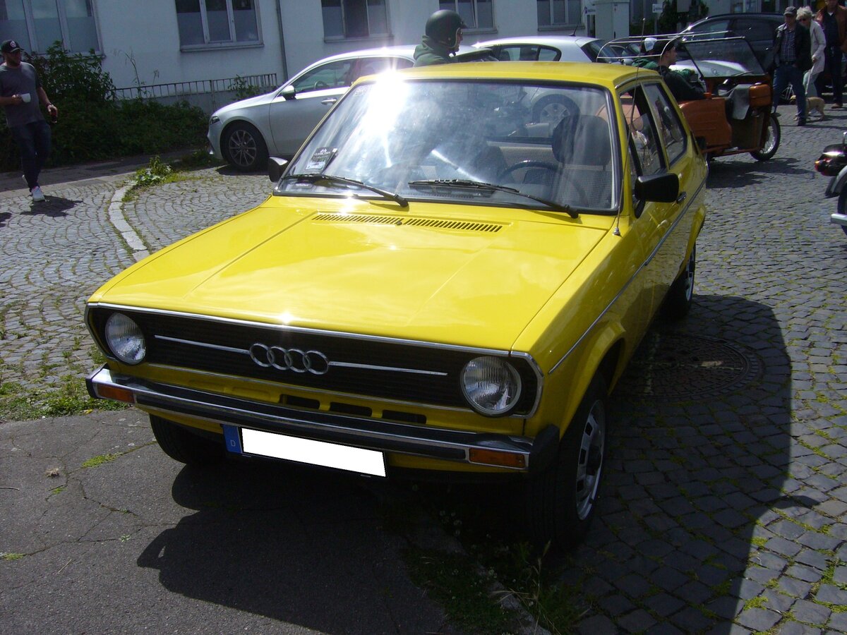 Audi 50LS im Farbton rallyegelb, produziert in den Jahren von 1974 bis 1978. Der Audi 50 war in den Varianten LS mit 50 PS und GL mit 60 PS erhältlich. Ab 1979 war nur noch der baugleiche VW Polo erhältlich. Oldtimertreffen Flughafen Essen/Mülheim am 06.06.2022.