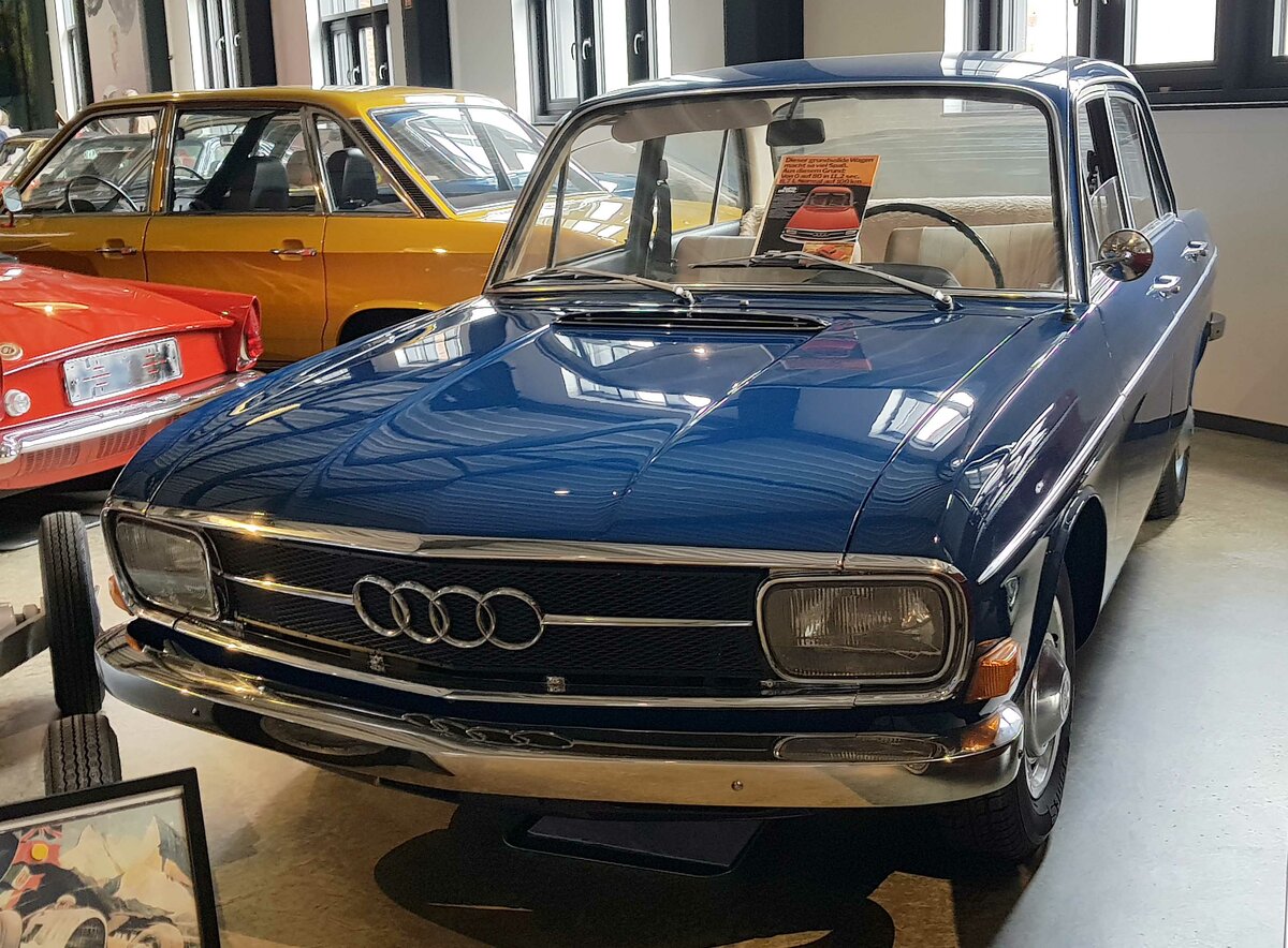 =Audi 60 L, Bauzeit 1965 - 1972, 1496 ccm, 55 PS, präsentiert vom Zylinderhaus in Bernkastel-Kues, 04-2023