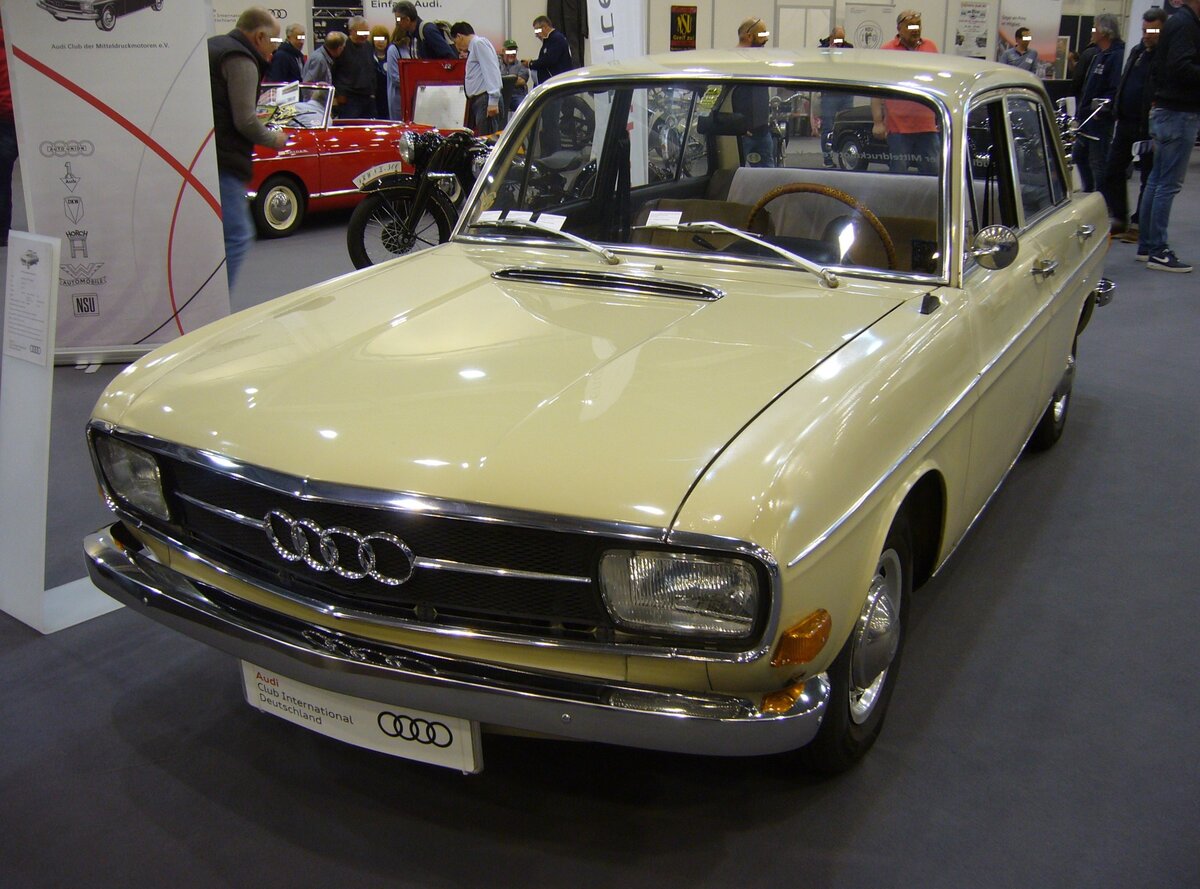 Audi 60L, gebaut in den Jahren von 1968 bis 1972. Der Audi 60L war etwas reichhaltiger ausgestattet, als der normale Audi 60. Der um 40 Grad nach rechts geneigt verbaute Vierzylinderreihenmotor leistet 55 PS aus einem Hubraum von 1496 cm³. Ein solcher Audi 60L kostete im Jahr seiner Vorstellung mindestens DM 7.335,00. Techno Classica Essen am 13.04.2023.