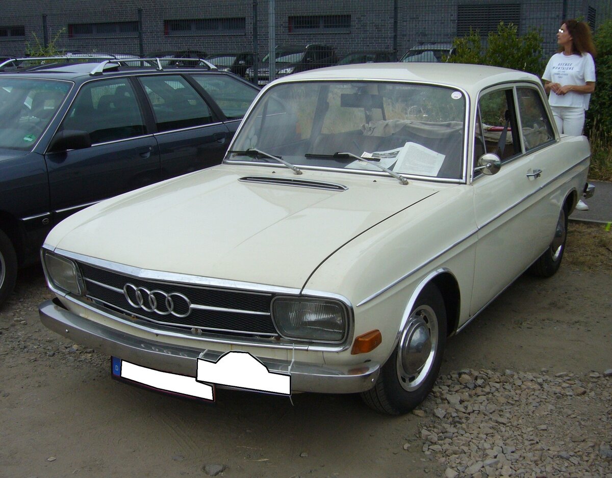 Audi 60L, gebaut in den Jahren von 1968 bis 1972. Der Audi 60L war etwas reichhaltiger ausgestattet, als der normale Audi 60. Der um 40 Grad nach rechts geneigt verbaute Vierzylinderreihenmotor leistet 55 PS aus einem Hubraum von 1496 cm³. Ein solcher Audi 60L kostete im Jahr seiner Vorstellung mindestens DM 7.335,00. Oldtimertreffen an der  Alten Dreherei  in Mülheim an der Ruhr am 18.06.2023.
