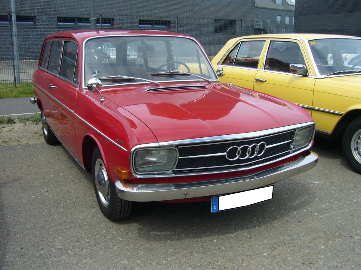 Audi 75 Variant, produziert von 1968 bis 1972. Die Modelle 60, 75 und Super 90 waren die ersten Modelle der reaktivierten Marke Audi. Der hier abgelichtete Audi 75 Variant ist mit einem Vierzylinderreihenmotor ausgerüstet, der aus einem Hubraum von 1.696 cm³ 75 PS leistet. Von der Variant Baureihe wurden 27.492 Autos produziert (alle Motorisierungen), wovon die wenigsten überlebt haben dürfen. Alte Dreherei in Mülheim an der Ruhr am 21.06.2020.