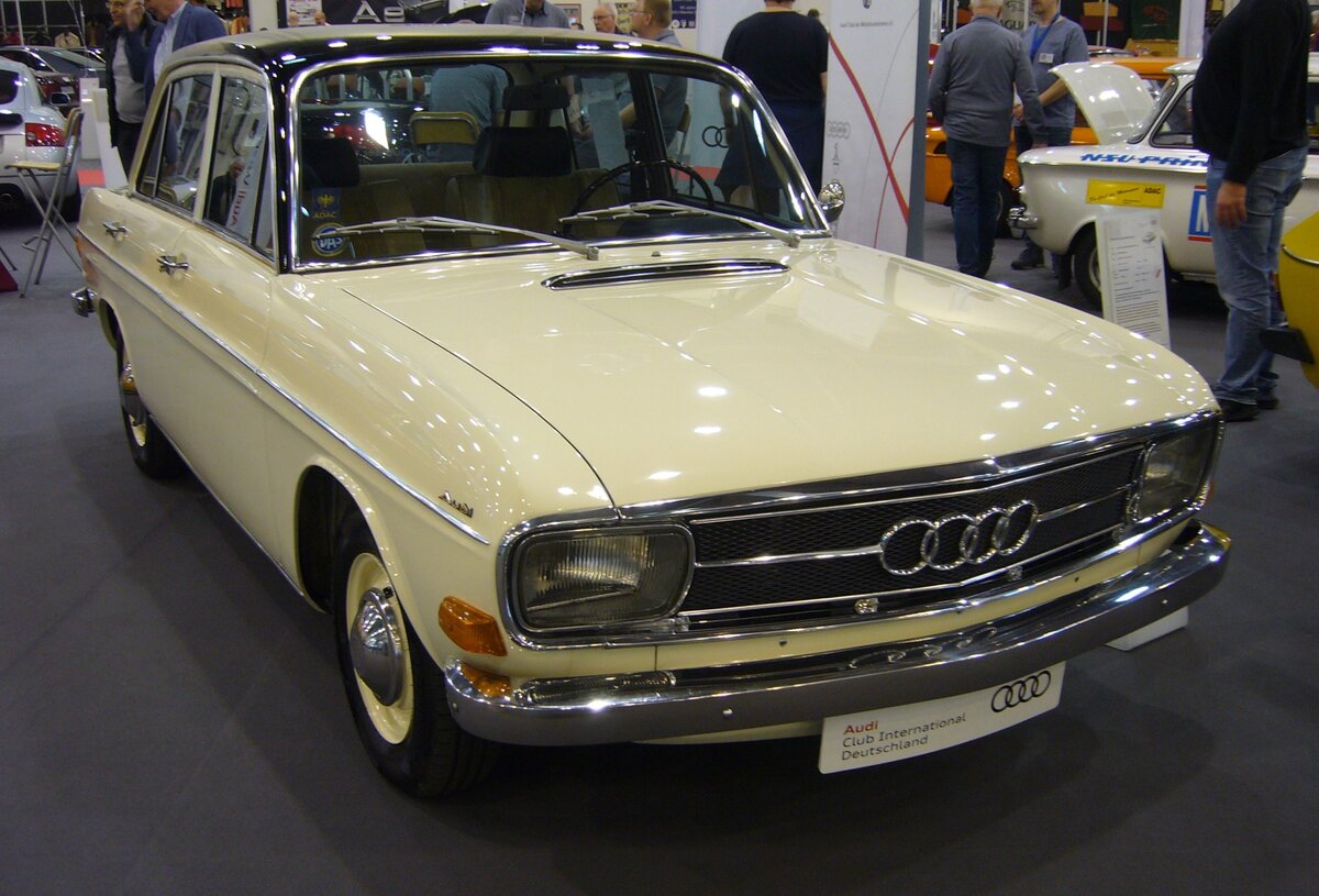 Audi 75L Limousine viertürig aus dem Jahr 1971. Im Jahr 1965 verwandelte die Auto Union den DKW F102 zu einem Audi, indem sie ihm ein völlig neues Gesicht mit Breitbandscheinwerfern spendiert hatte. Außerdem bekam er einen Viertaktmotor. Von da an hieß das Modell einfach nur Audi und war als zwei- und viertürige Limousine, sowie als dreitüriges Kombimodell namens Variant lieferbar. Im Dezember 1968 wurde aus dem Audi der Audi 75. Ein solcher Audi 75 war bei seiner Markteinführung ab DM 7675,00 zu bekommen. Der Vierzylinderreihenmotor hat einen Hubraum von 1696 cm³ und leistet, wie es die Modellbezeichnung schon andeutet, 75 PS. Techno Classica Essen am 06.04.2024.