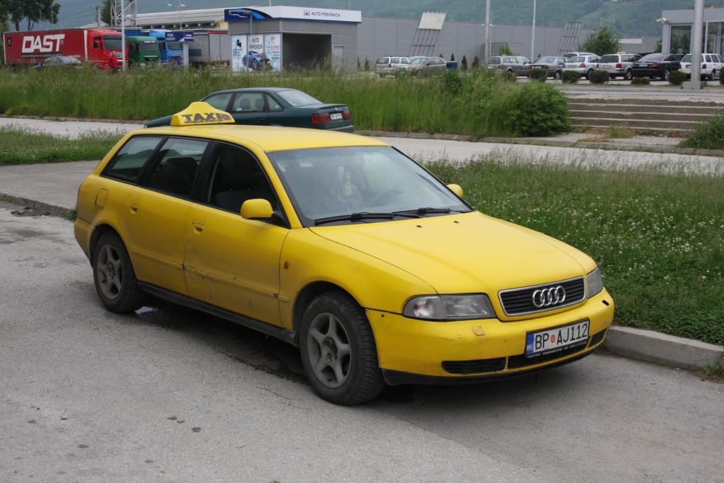 Audi A 4 Kombi Taxi am 22.5.2017 in Bijelo Polje in Montenegro.
