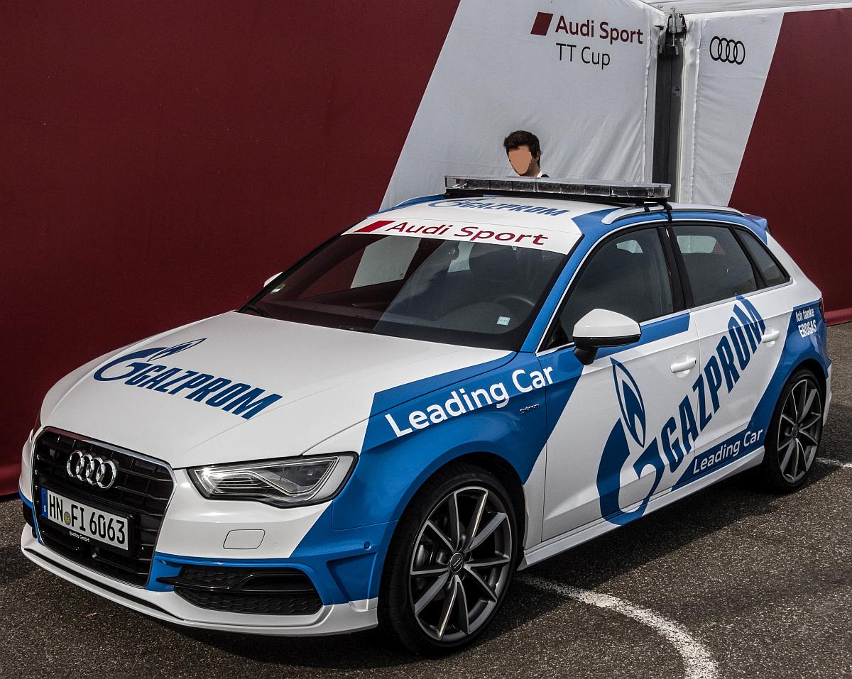 Audi A3 Leading Car mit einer Werbung für Gazprom. Foto: 24.09.2016