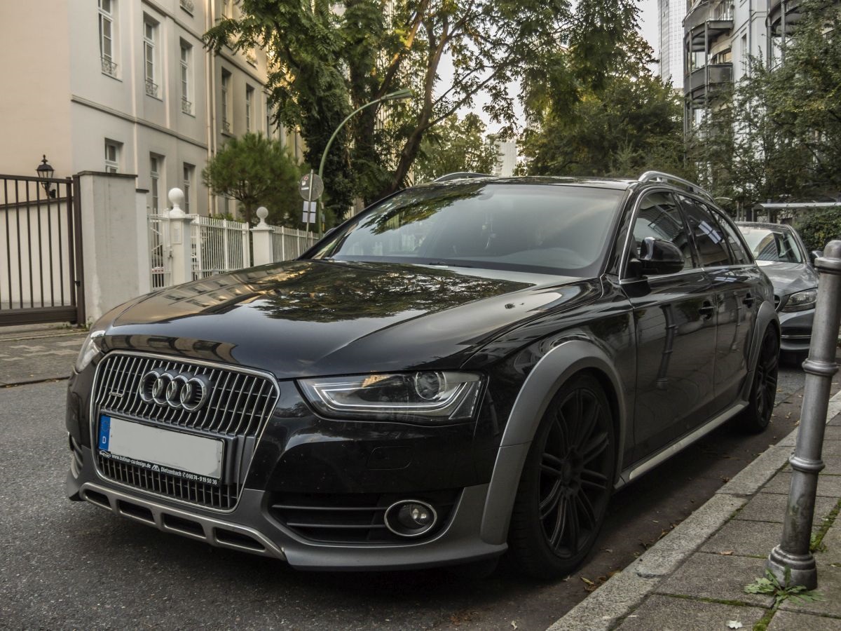 Audi A4 Avant. Die Allroad-Variante macht viel Sinn, besonders falls man das Fahrwerk nachträglich tieferlegt...  (Frankfurt-Westend am 22.09.2017)