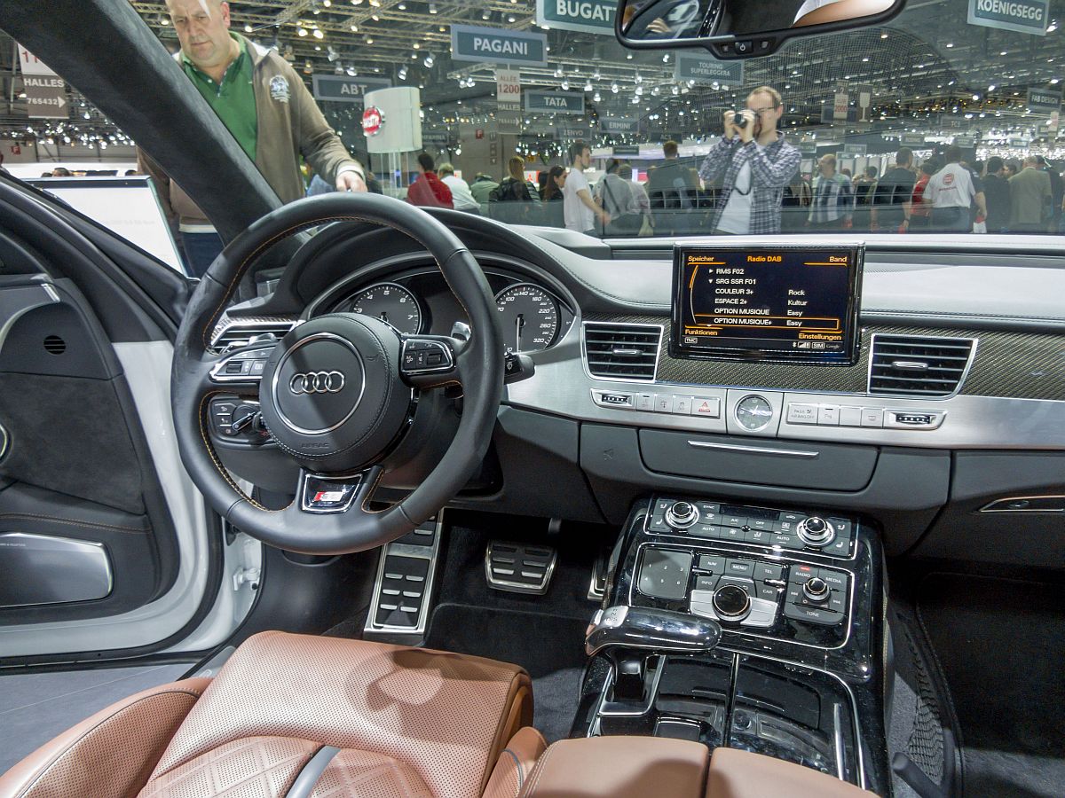 Audi A8  Interieuraufnahme. Autosalon Genf März 2014.