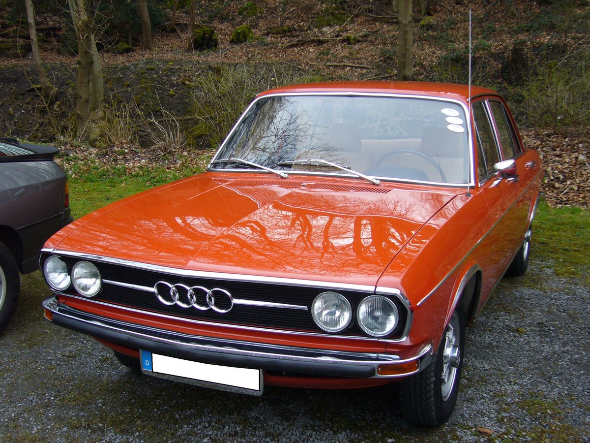 Audi C1 100. 1968 - 1976. Hier wurde eine viertürige C1 Limousine im Farbton clementine und in der GL-Ausstattung abgelichtet. Der 4-Zylinderreihenmotor leist 112 PS aus 1871 cm³ Hubraum. Oldtimertreffen Schwarzwaldhaus im Neandertal am 03.04.2016.