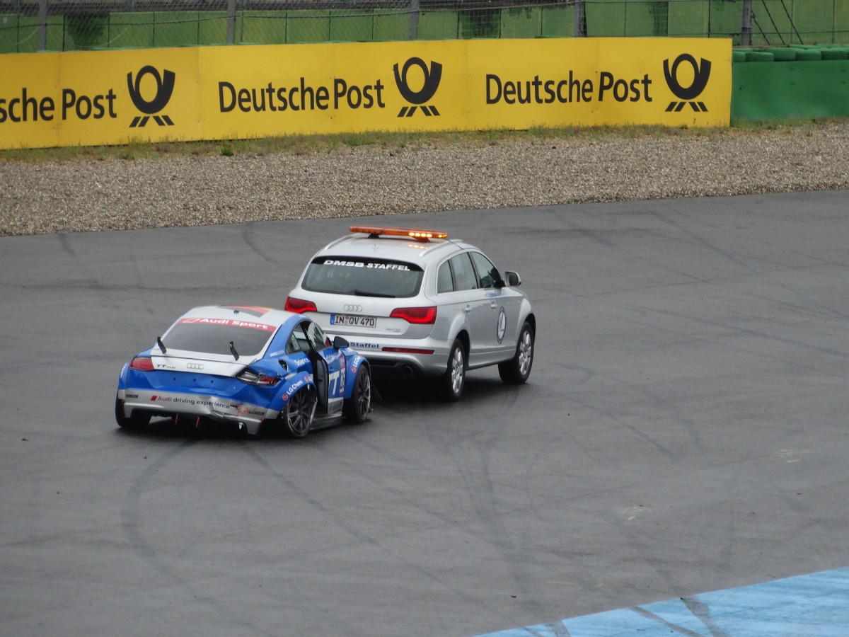 Audi Sport TT Cup wird nach Rennstartunfall abgeschleppt am 03.05.15 auf Hockenheimring