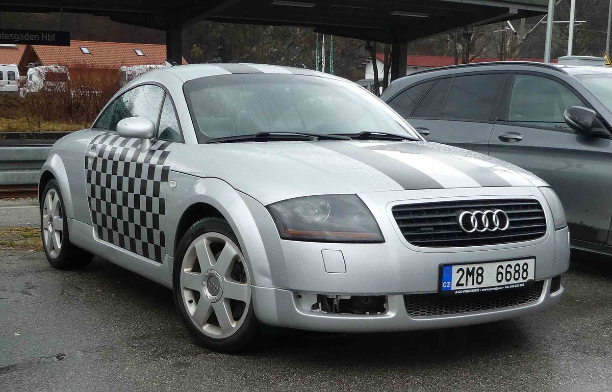 =Audi TT, steht am HBF in Berchtesgaden im Dezember 2018