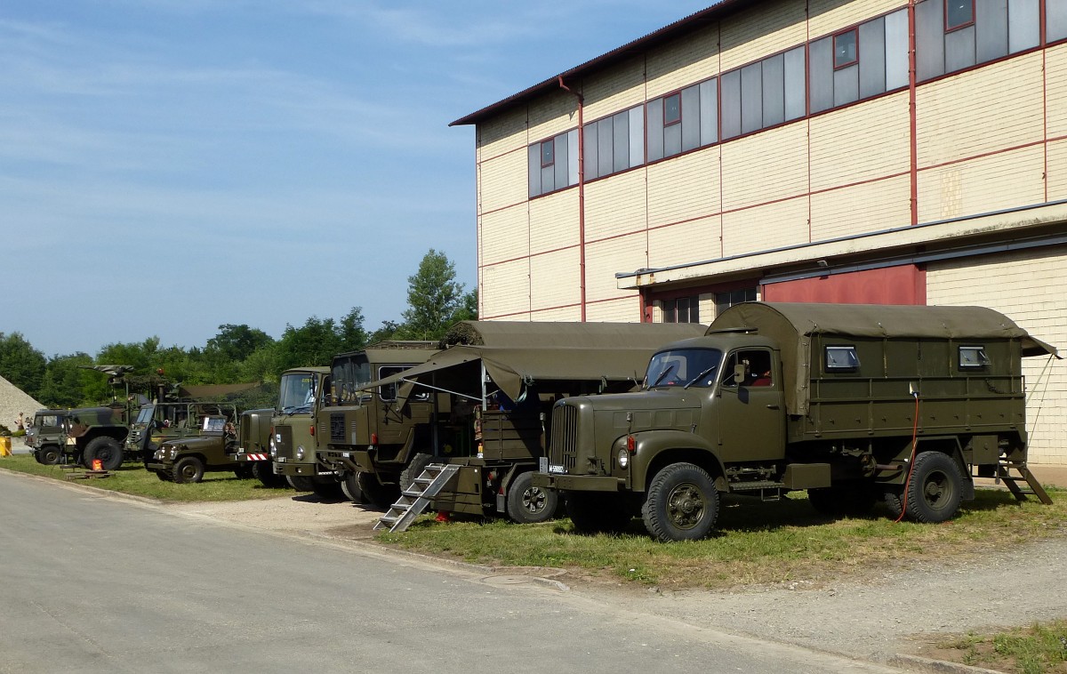 ausgestellte Fahrzeuge beim 6.Internationalen Militrfahrzeugtreffen im Schweizerischen Militrmuseum Full, Juli 2015