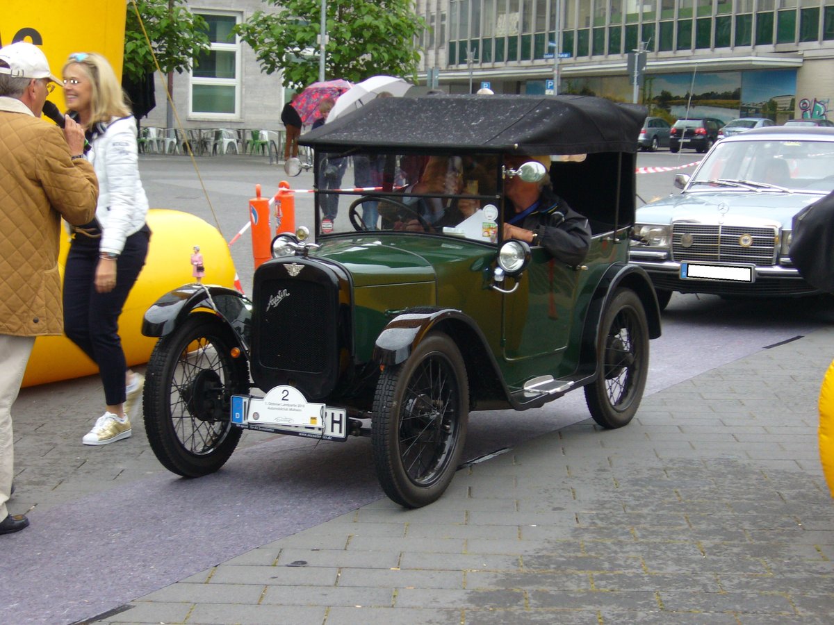 Austin 7 Cabriolet. 1933 - 1939. Die 7-Baureihe war schon ab 1922 erhältlich. Im Jahr 1933 wurde jedoch der Radstand um drei inches verlängert. Der 4-Zylinderreihenmotor leistet 12 PS aus 747 cm³ Hubraum. Mülheim an der Ruhr am 22.05.2016.