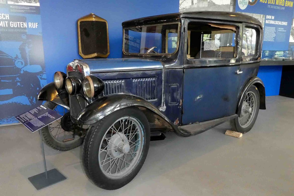 =Austin Seven steht in der AUTOMOBILWELT Eisenach. Zwischen 1922 und 1939 wurden insgesamt ca. 290000 Exemplare dieses Fahrzeugs gebaut. Techn. Daten: Bj. 1932, 748 ccm, 15 PS, 65 km/h