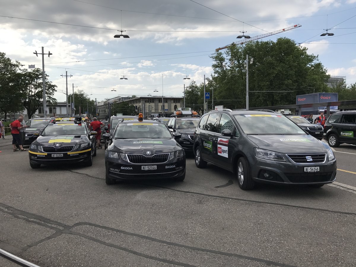 Autos der Tour de Suisse Organisation und von ehemaligen Fahrern am 12.6.17 in Bern.