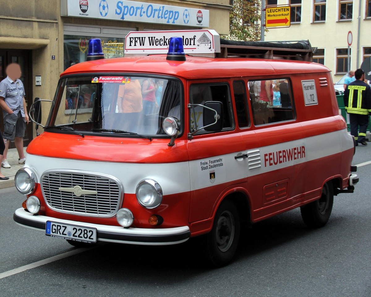 Barkas B 1000 der Freiwillige Feuerwehr Weckersdorf. Zusehn beim Historischer Feuerwehrumzug in Zeulenroda. Foto 31.08.13 