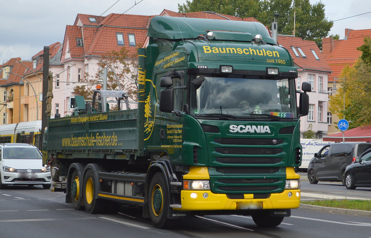 Baumschulen Ewald Fischer mit einem SCANIA Transporter/LKW mit Pritschenaufbau am 04.10.22 Berlin Karlshorst.