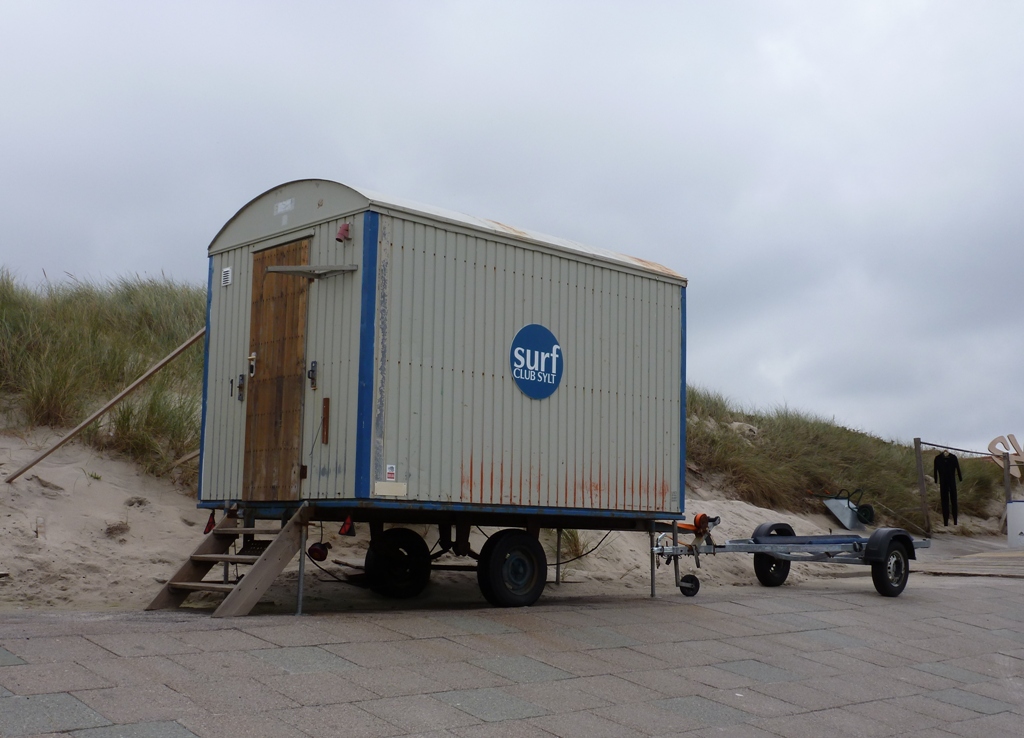 Bauwagen grau blau surf CLUB SYLT daneben ein Trailer in Westerland am Strand 01.09.2014