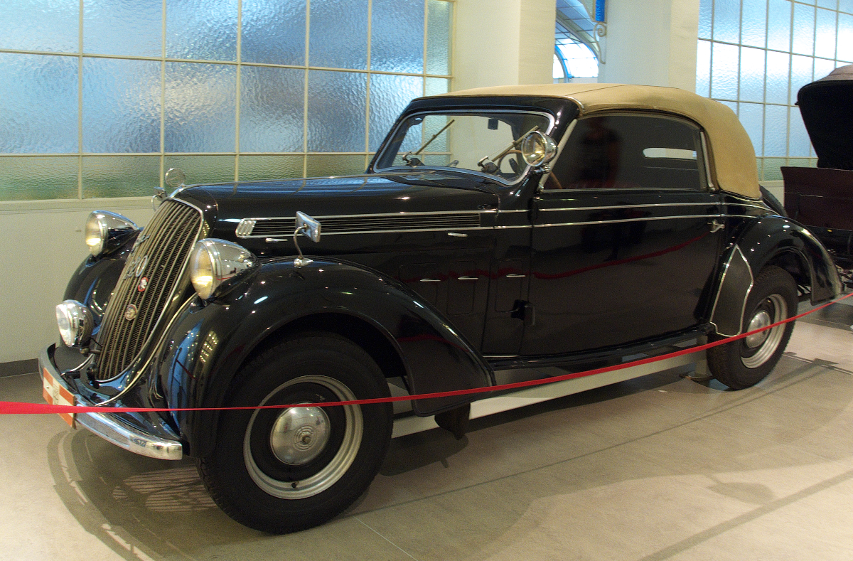 Bei unserem Besuch im Technischen Museum am 19.08.2014 in Wien fanden wir dieses Steyr 220 Cabriolet. Die Reihe wurde zwischen 1937 und 1941 gebaut. 55 PS aus 2260 ccm³. Höchstgeschwindigkeit 120 Km/h.