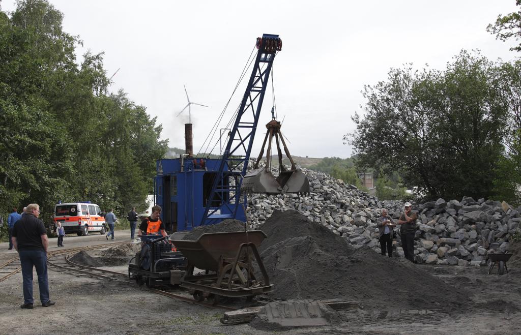 Beim diesjhrigen Dampftag am Piesberg in Osnabrck am 1.9.2013
wurde auch dieser Dampfbagger vorgefhrt. Seine Aktionen waren mit 
einer kleinen Feldbahn verbunden,die eigens zu diesem Zweck aufgebaut worden war.
