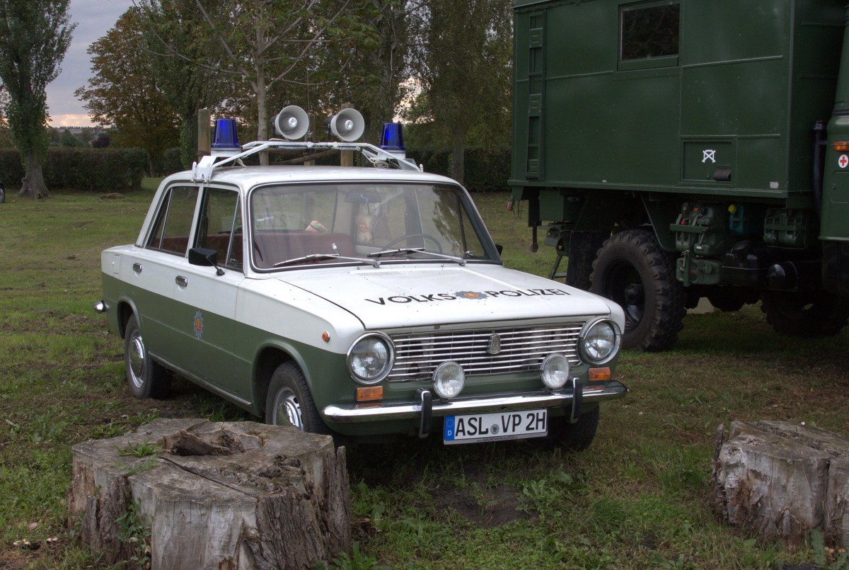 Beim Eisenbahnfest des Traditions BW in Staßfurt wurde am 24.09.2015 auch dieses Polizei Fahrzeug, ein Streifenwagen Lada der Volkspolizei der DDR, gezeigt.