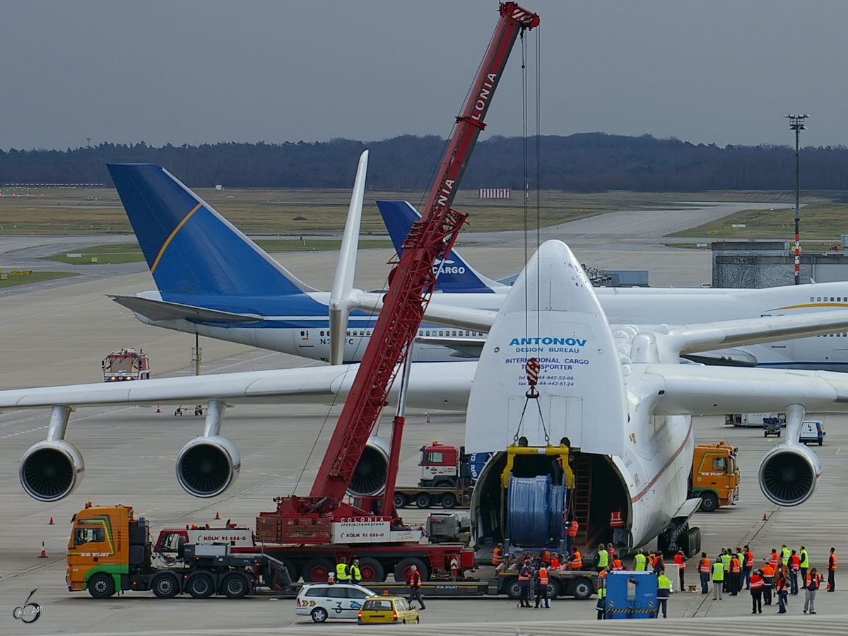 Beladungsszene der An-225 am Flughafen Köln/Bonn. (Januar 2007)