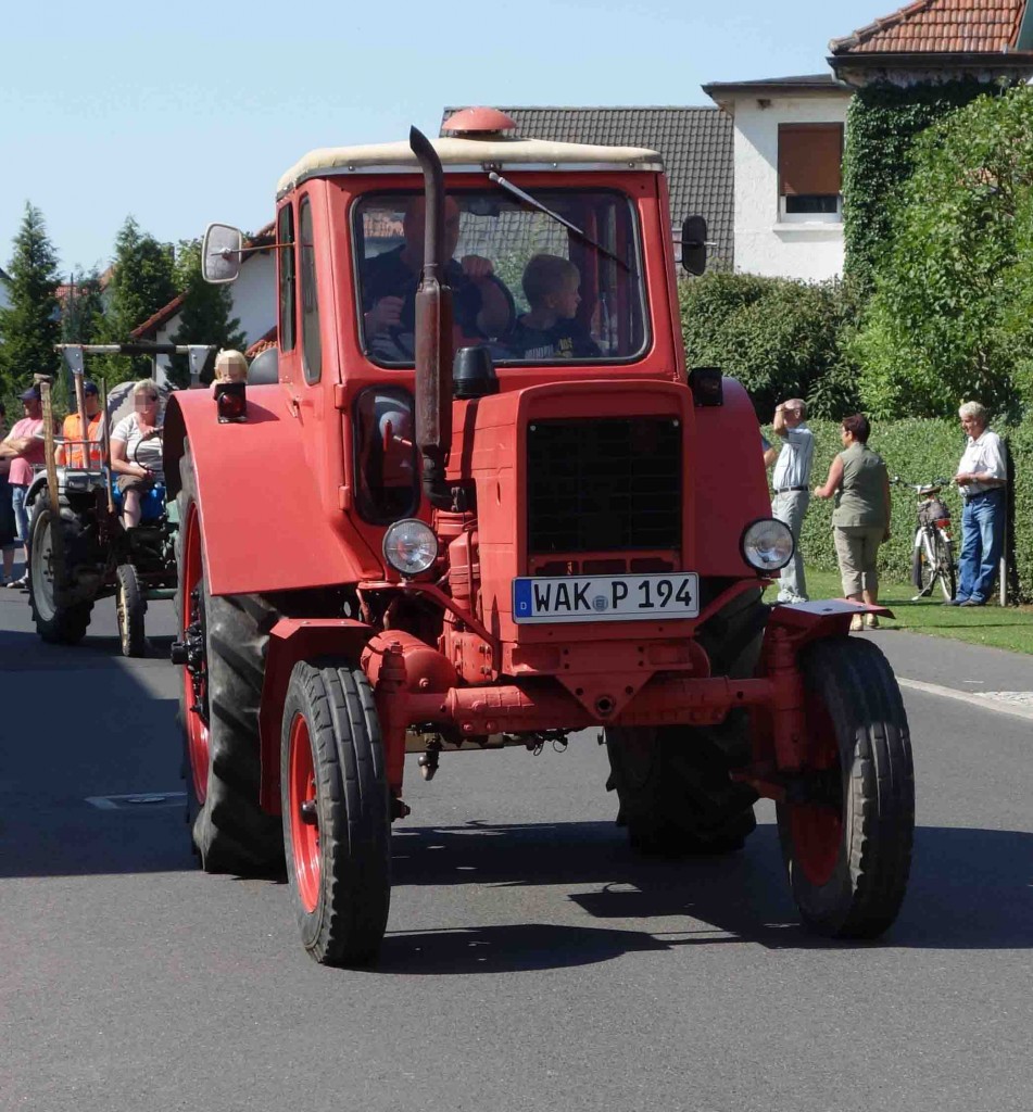 Belarus MTS unterwegs in Pferdsdorf anl. der 2015er Oldtimerveranstaltung im August
