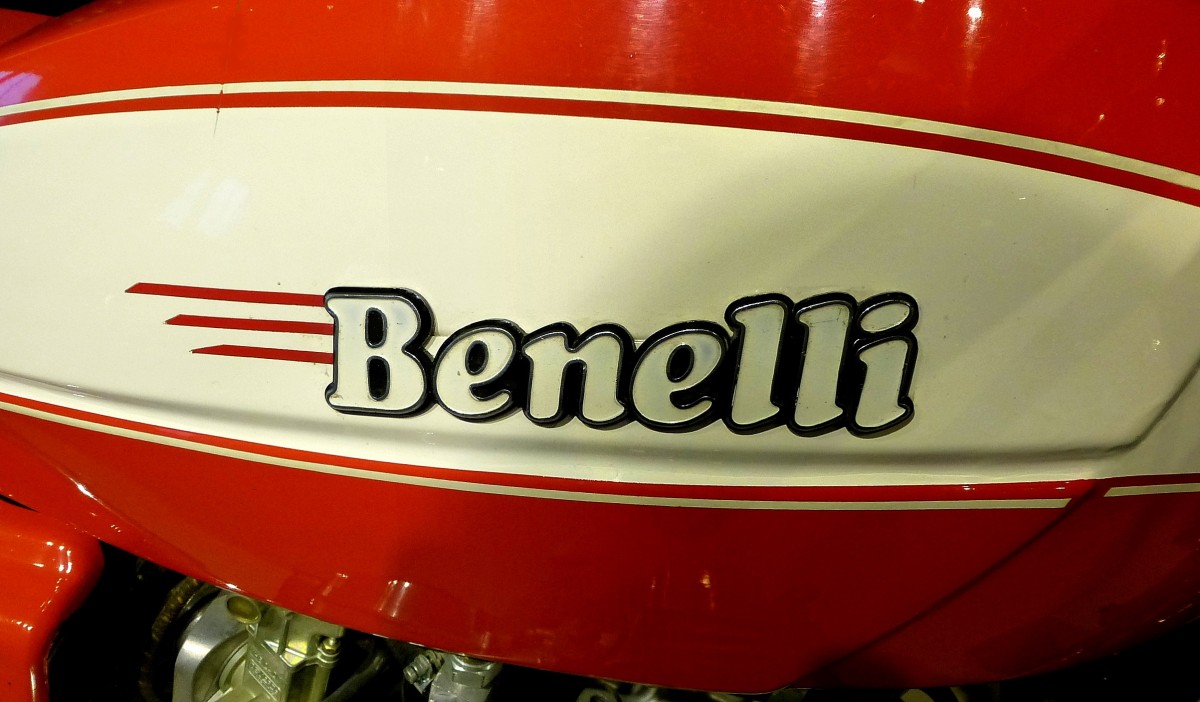 Benelli, Tankaufschrift an der Benelli 750SEI, Baujahr 1974, war weltweit das erste  Serienmotorrad mit Sechszylindermotor, die italienische Firma baut seit 1921 Motorrder, Nov.2014