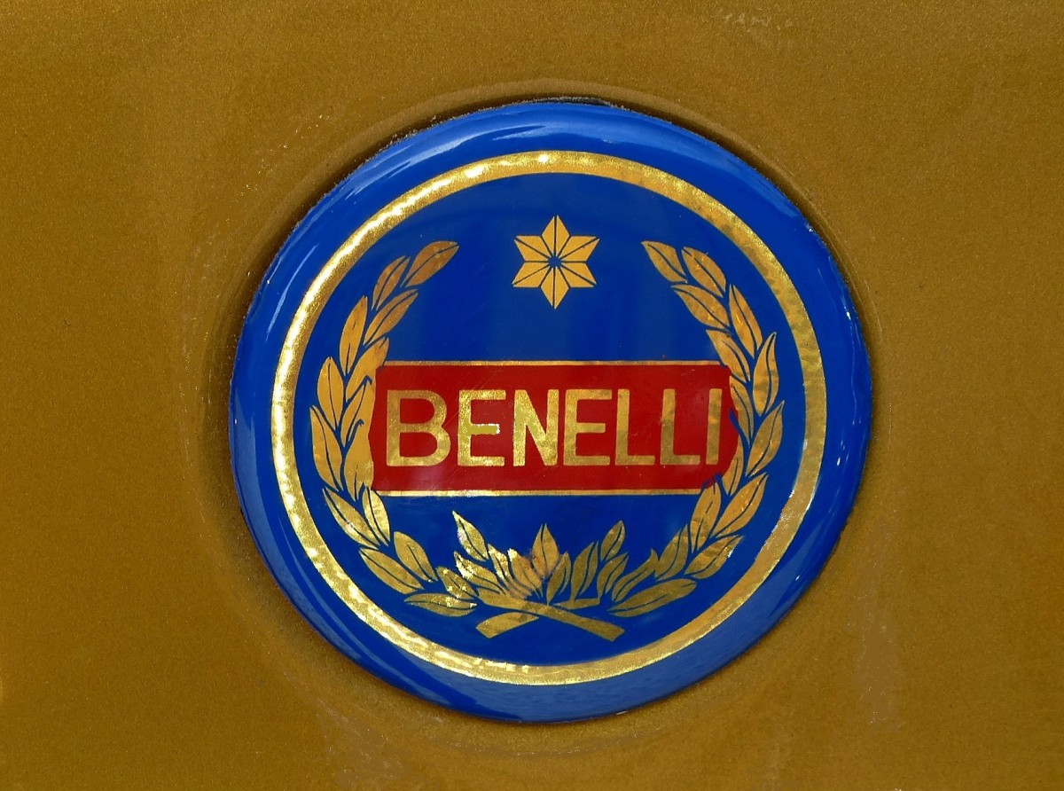 BENELLI, Tankemblem an einem Oldtimer-Motorrad, die italienische Firma baute 1921 ihr erstes Serienmotorrad, Juli 2014