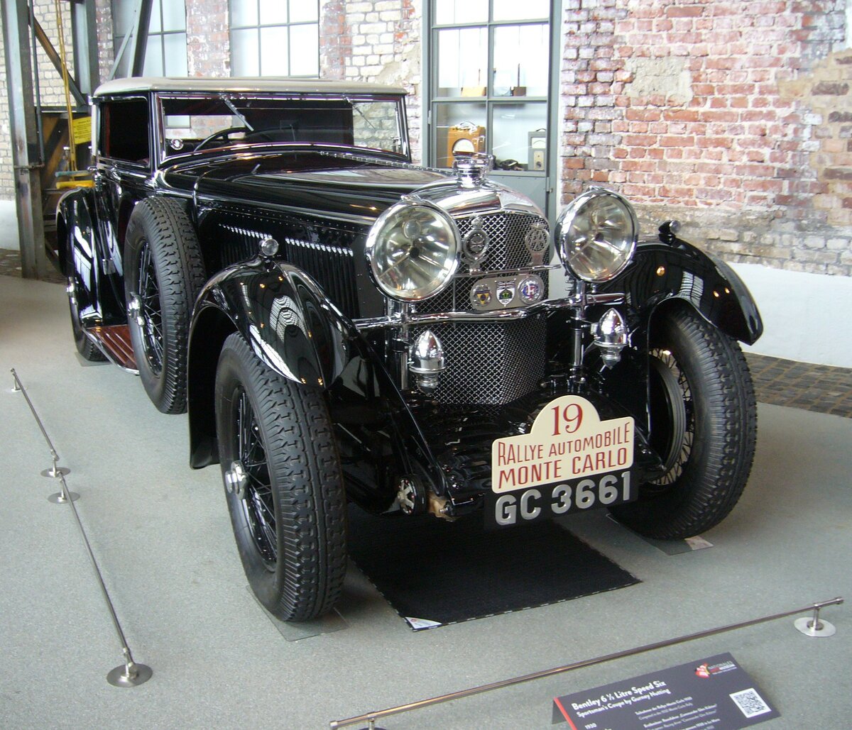 Bentley 6.5 Litre Speed Six Sportmans Coupe by Gurney Nutting von 1930. Das Modell 6.5 Litre wurde ab dem Jahr 1926 produziert. Die sogenannten Speed Six Fahrzeuge waren durch eine Zweifachvergaseranlage besonders leistungsfähig. Insgesamt verließen 544 6.5 Litre Chassis die Bentley-Fabrik. Der gezeigte Wagen wurde bei Gurney Nutting coachworks in London  eingekleidet . Der Sechszylinderreihenmotor hat einen Hubraum von 6597 cm³ und leistet 180 PS. Es soll eine Geschwindigkeit von 190 km/h möglich gewesen sein. Nationales Automuseum/Loh Collection am 08.11.2023.