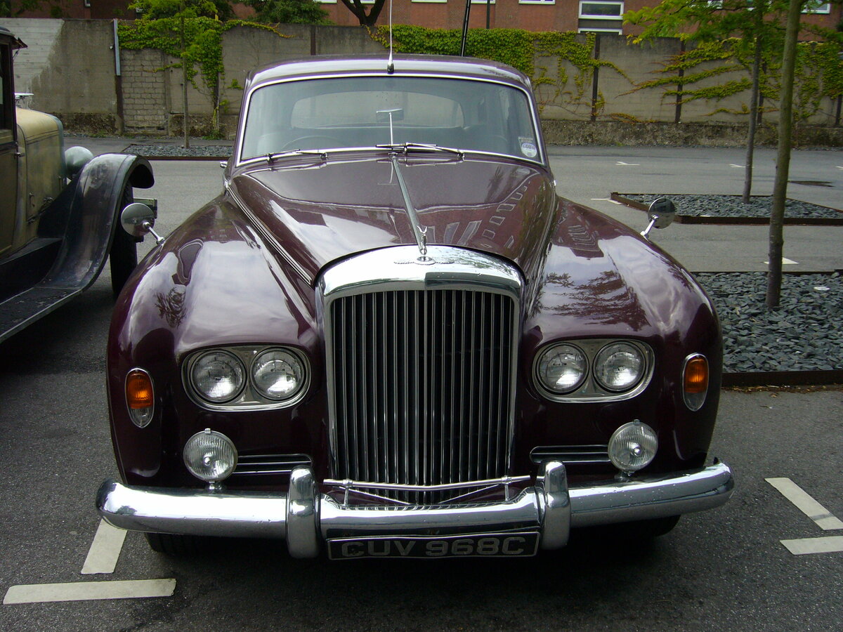 Bentley S3. In den Jahren von 1962 bis 1965 wurde das Modell in 1.630 Einheiten montiert. Der V8-Motor schöpfte seine Kraft aus einem Hubraum von 6.230 cm³. Besucherparkplatz der Düsseldorfer Classic Remise. 