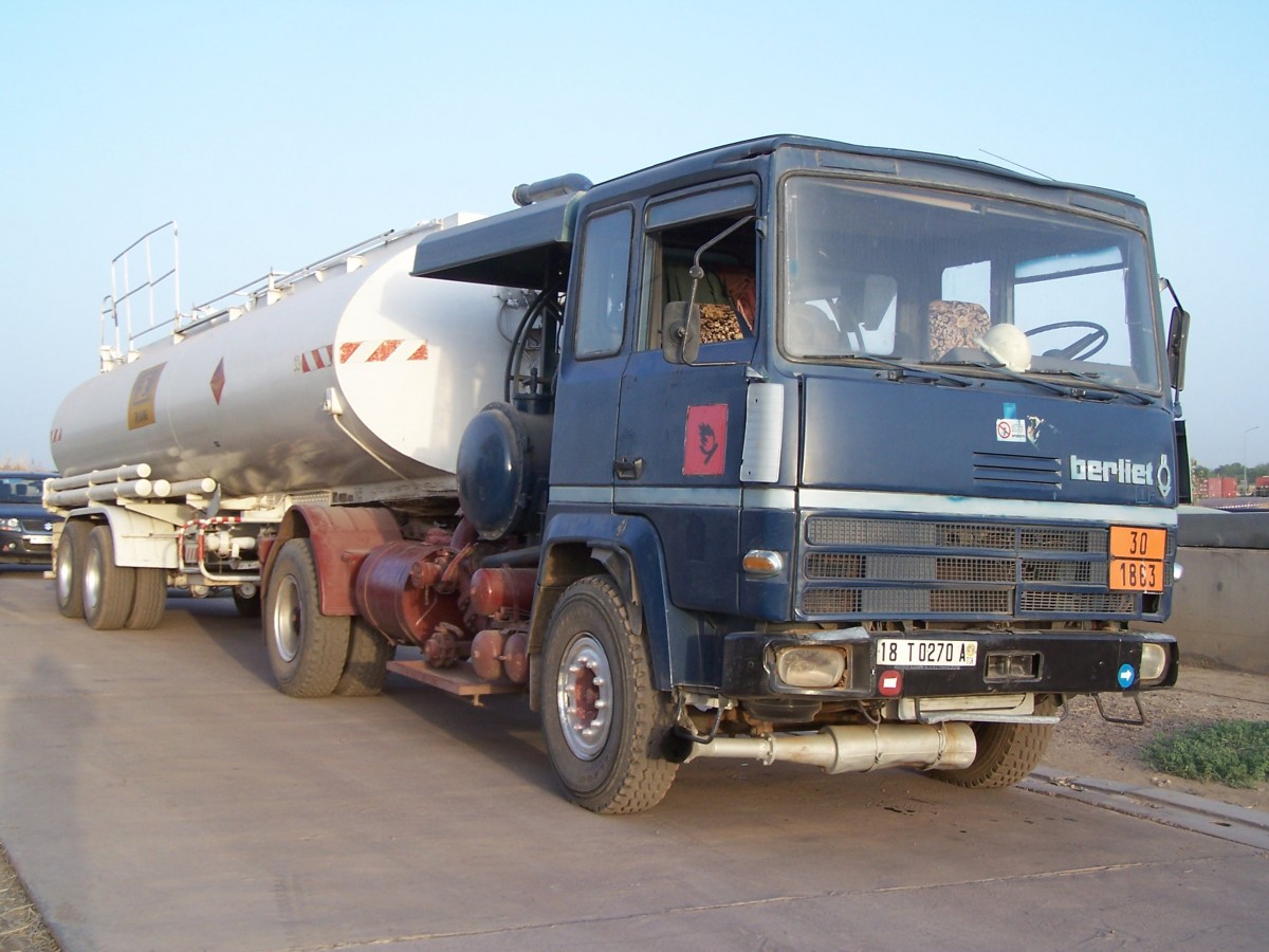 Berliet TR 305 Tankwagen, Flughafen N'Djamena (Chad) am 28/02/2013.