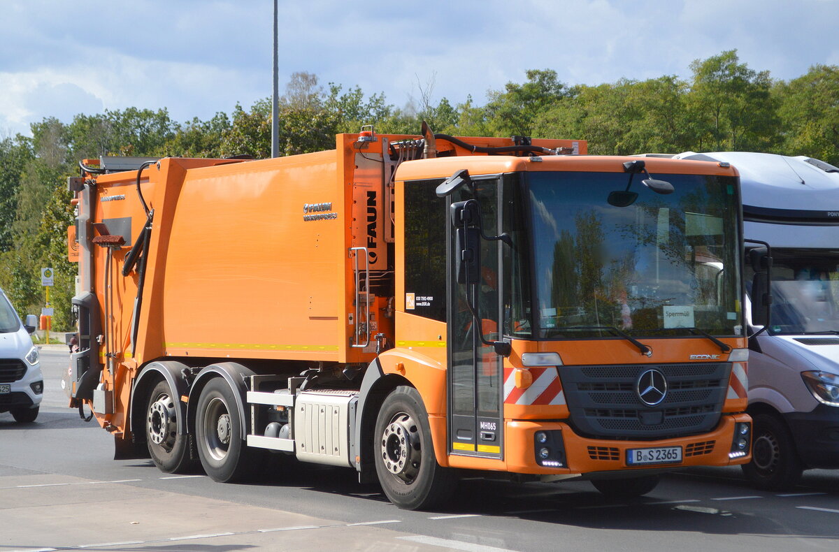 Berliner Stadtreinigung (MH065) mit einem MB ECONIC Müllentsorgungsfahrzeug mit FAUN Variopress Müllpresse wohl für Sperrmüll unterwegs am 26.09.22 Berlin Marzahn.