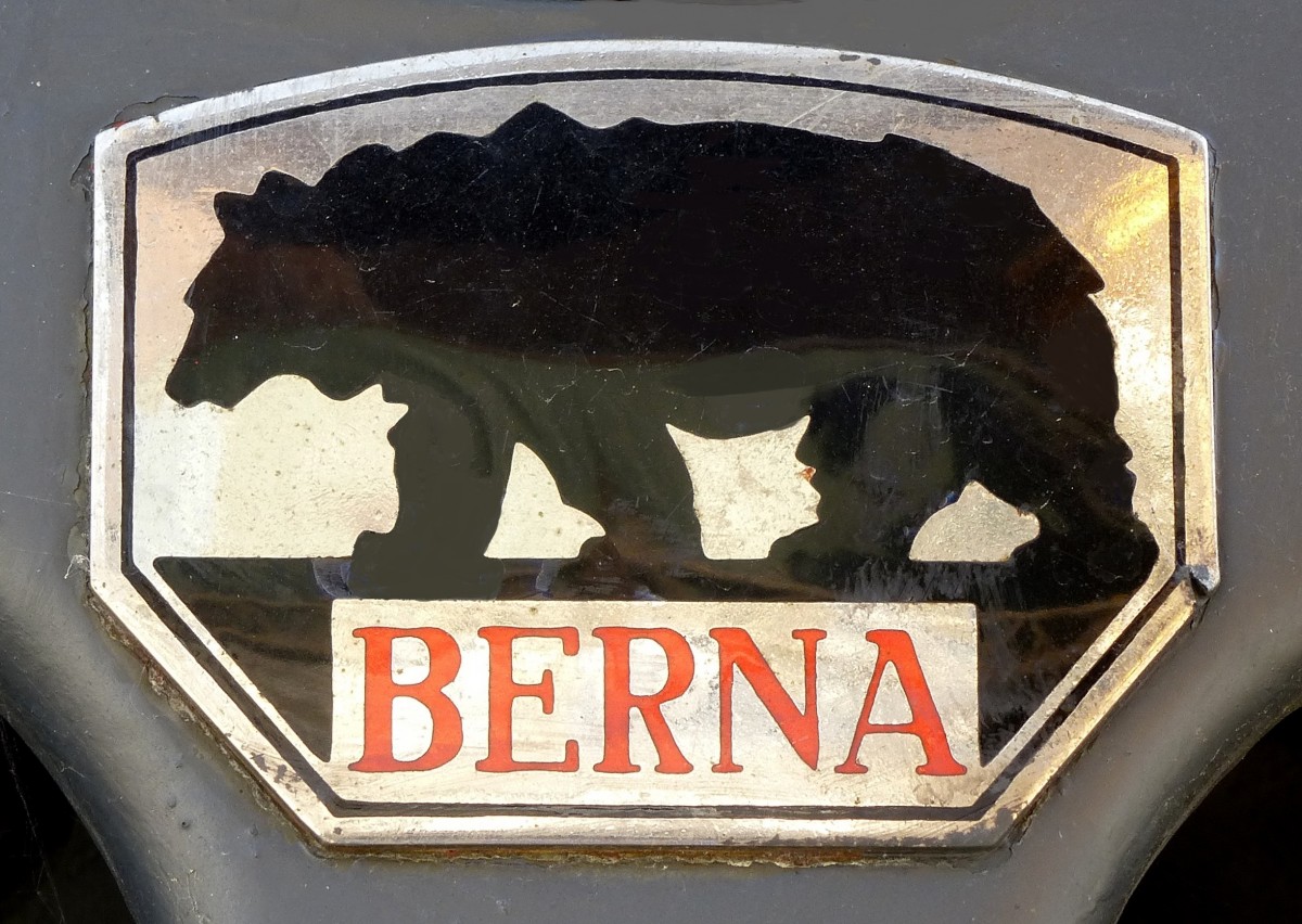 BERNA, Firmenschild an einem Odltimer-LKW der Firma aus Bern/Schweiz, die 1902 gegrndete Firma baute LKW und Busse, 1987 wurde, die zuvor von Saurer/Schweiz bernommen Produktion von Fahrzeugen eingestellt, Sept.2015