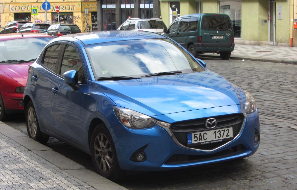 Blauer Mazda 2 (Modelljahr ab 2015), gesehen in Prag am 23.4.2017
