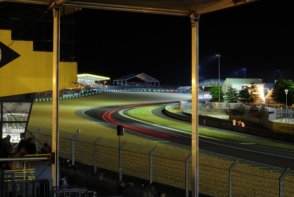 Blick von der Barnato Tribühne Richtung Dunlop Bogen 82. 24h Rennen Le Mans, am 15.6.2014 ca. 00.30Uhr
