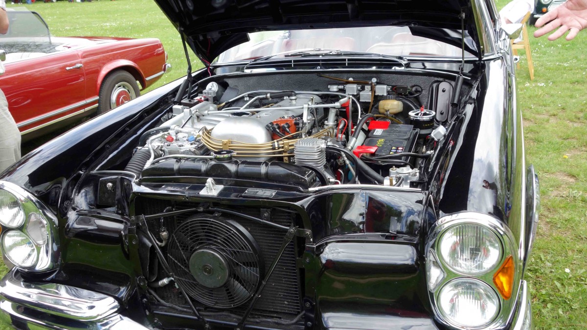 Blick in den Motorraum des MB 300 SE Coupe, Bj. 1966, 170 PS, präsentiert bei der Oldtimerausstellung in Fulda-Edelzell, Mai 2014