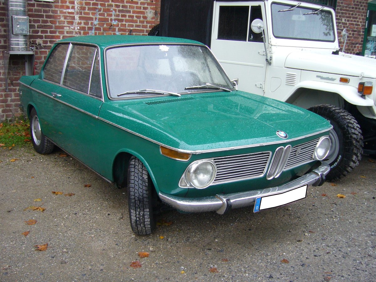 BMW 1600-2, gebaut von 1966 bis 1971. Der 1600-2 war das erste Modell der legendären 02 Reihe von BMW. Vorgestellt wurde der Wagen 1966 auf dem Genfer Autosalon. Bei seiner Vorstellung war ein solcher BMW ab DM 8650,00 zu haben. Der Vierzylinderreihenmotor hat einen Hubraum von 1.573 cm³ und leistet 85 PS. Die Höchstgeschwindigkeit gab BMW mit 162 km/h an. Oldtimertreffen am Theater an der Niebu(h)rg am 20.10.2019 in Oberhausen.
