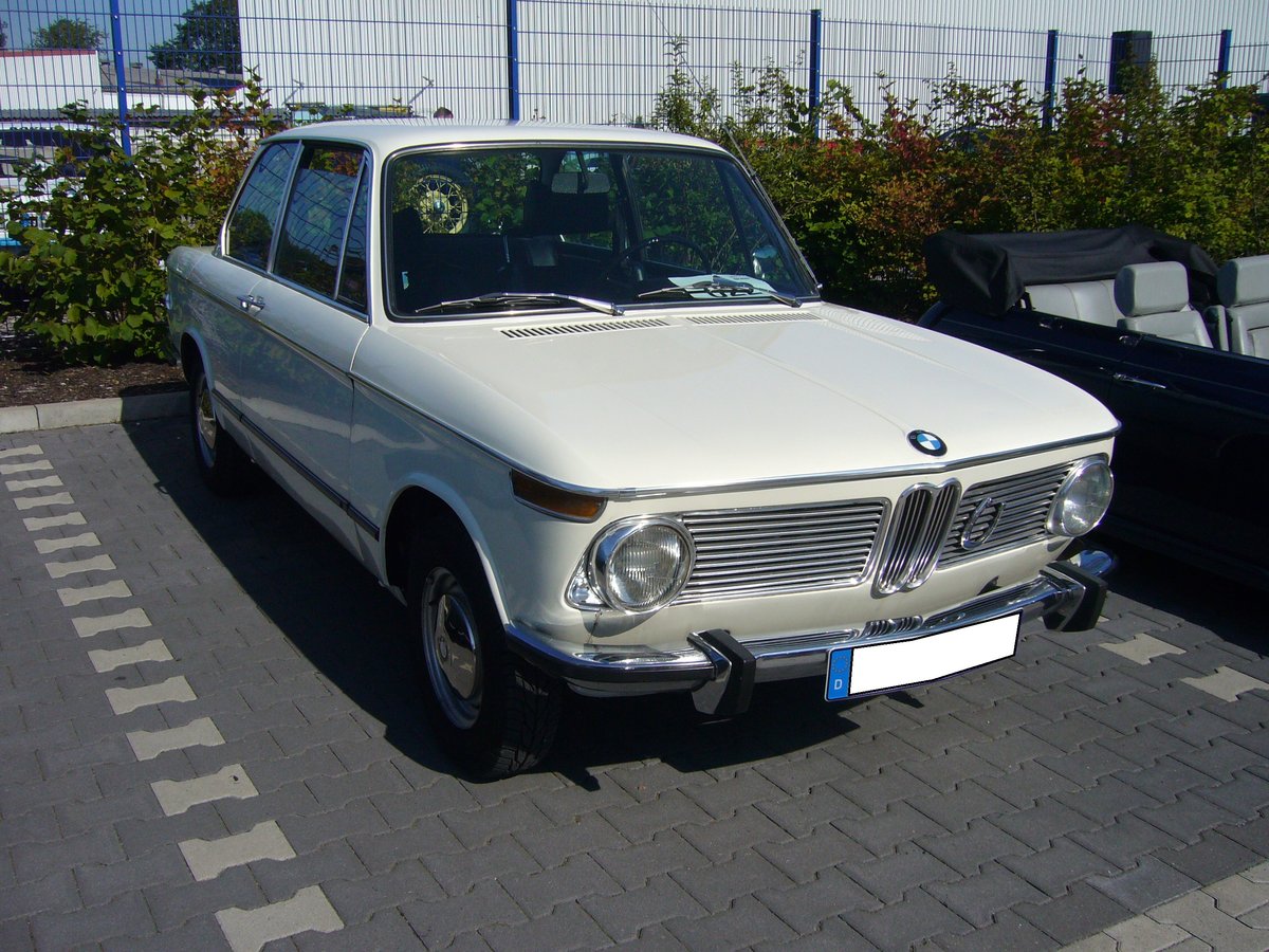 BMW 1802, gebaut von 1971 bis 1975. Als Modell 1600-2 kam diese Modellreihe bereits 1966 auf den Markt. 1968 wurde die Modellreihe um den 2002 ergänzt. Als  mittleres  Modell folgte dann 1971 der 1802. Im Erscheinungsjahr war ein solcher 1802 ab DM 10.435,00 zu haben. Der Vierzylinderreihenmotor hat einen Hubraum von 1766 cm³ und leistet 90 PS. Als Höchstgeschwindigkeit gab BMW damals 167 km/h an. Oldtimertreffen anläßlich des 150-jährigen Jubiläums des TÜV-Nord in Mülheim an der Ruhr.
