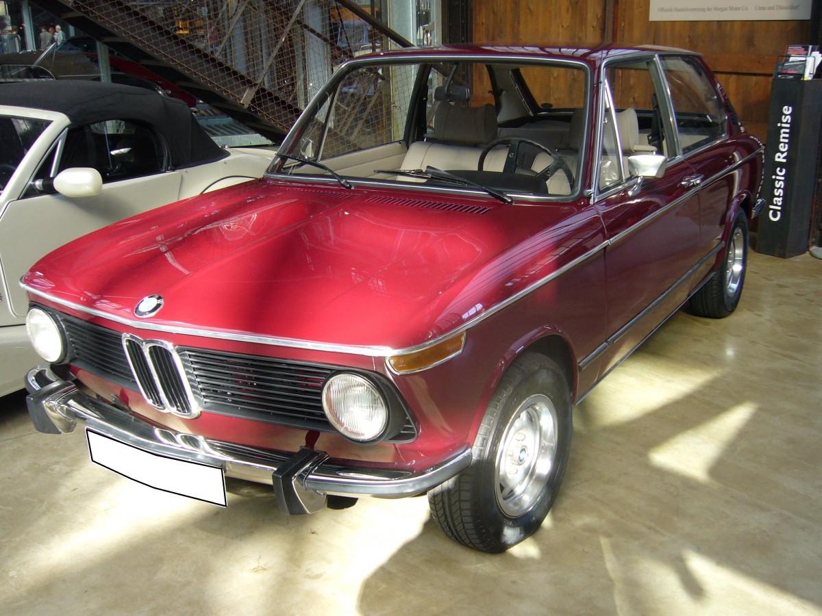 BMW 2000 tii Touring. 1971 - 1974. Die Touring-Modelle der 02-Baureihe wurden 1971 auf den Markt gebracht. Hier wurde das Spitzenmodell dieser Baureihe abgelichtet. Der um 30 Grad geneigt verbaute 4-Zylinderreihenmotor leistet 130 PS aus 1990 cm³ Hubraum. Classic Remise Düsseldorf am 04.10.2014.