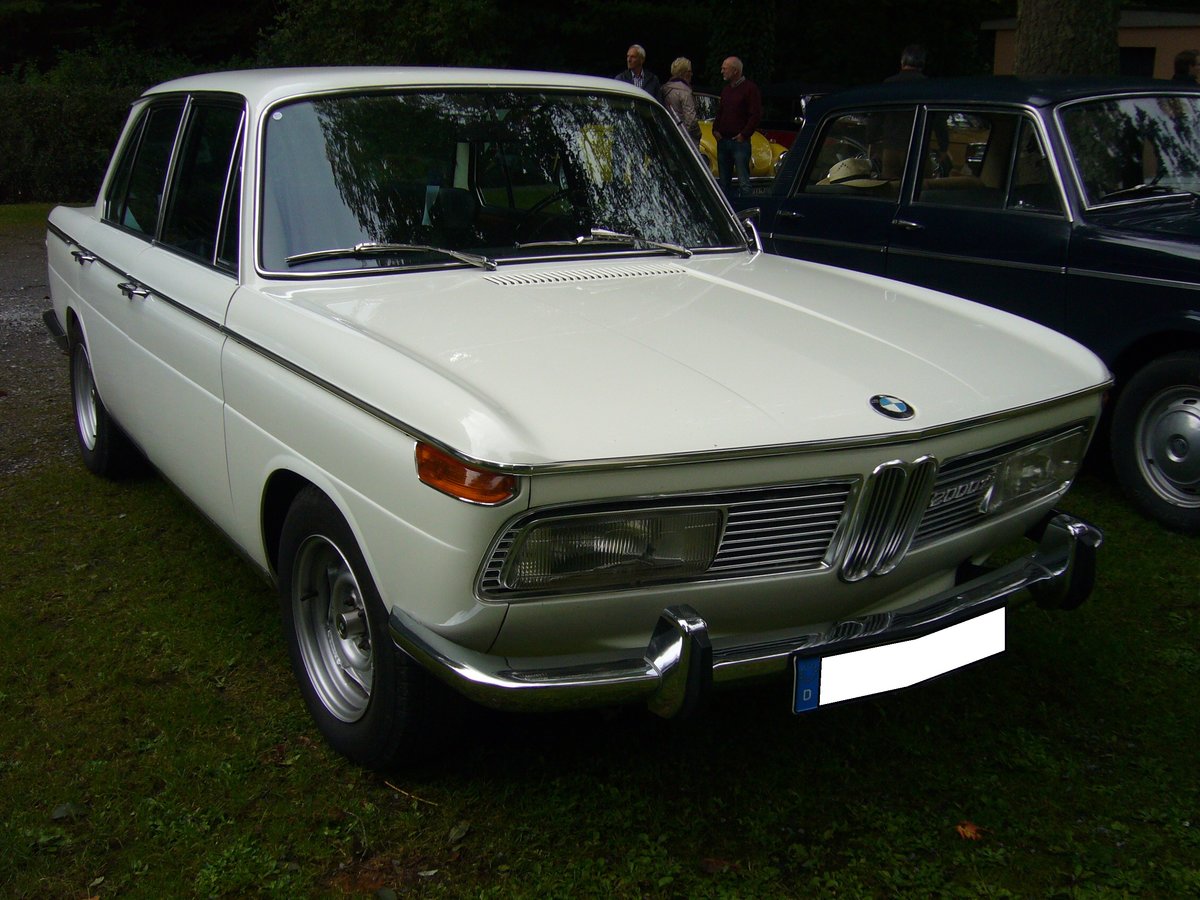 BMW 2000 Tilux. 1966 - 1970. Die sportliche Limousine ist motorisiert, mit einem 
4-Zylinderreihenmotor, der aus 1990 cm³ 120 PS leistet. Die Höchstgeschwindigkeit beträgt 181 km/h. Oldtimertreffen Schwarzwaldhaus/Neandertal am 17.09.2017.