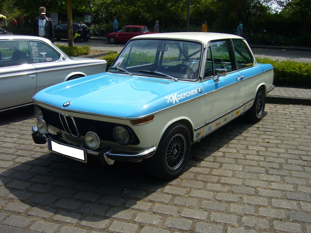 BMW 2002, produziert von Februar 1968 bis Juli 1975. Der Vierzylinderreihenmotor dieses, mit einem Überrollbügel versehenen 2002, leistet aus einem Hubraum von 1990 cm³ 100 PS. Oldtimertreffen Zeche Hannover in Herne am 22.07.2018.