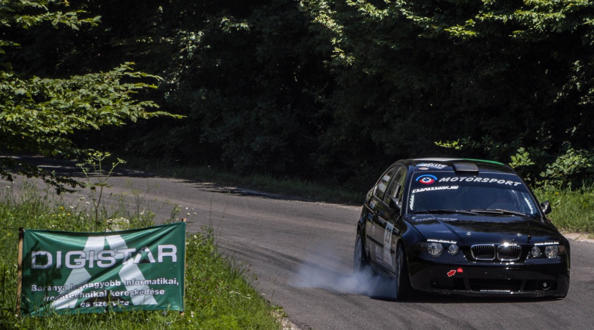 BMW 3 Compact bremst stark vor einer Kurve, gesehen am 20.07.2014 auf dem Rallye Sprint.