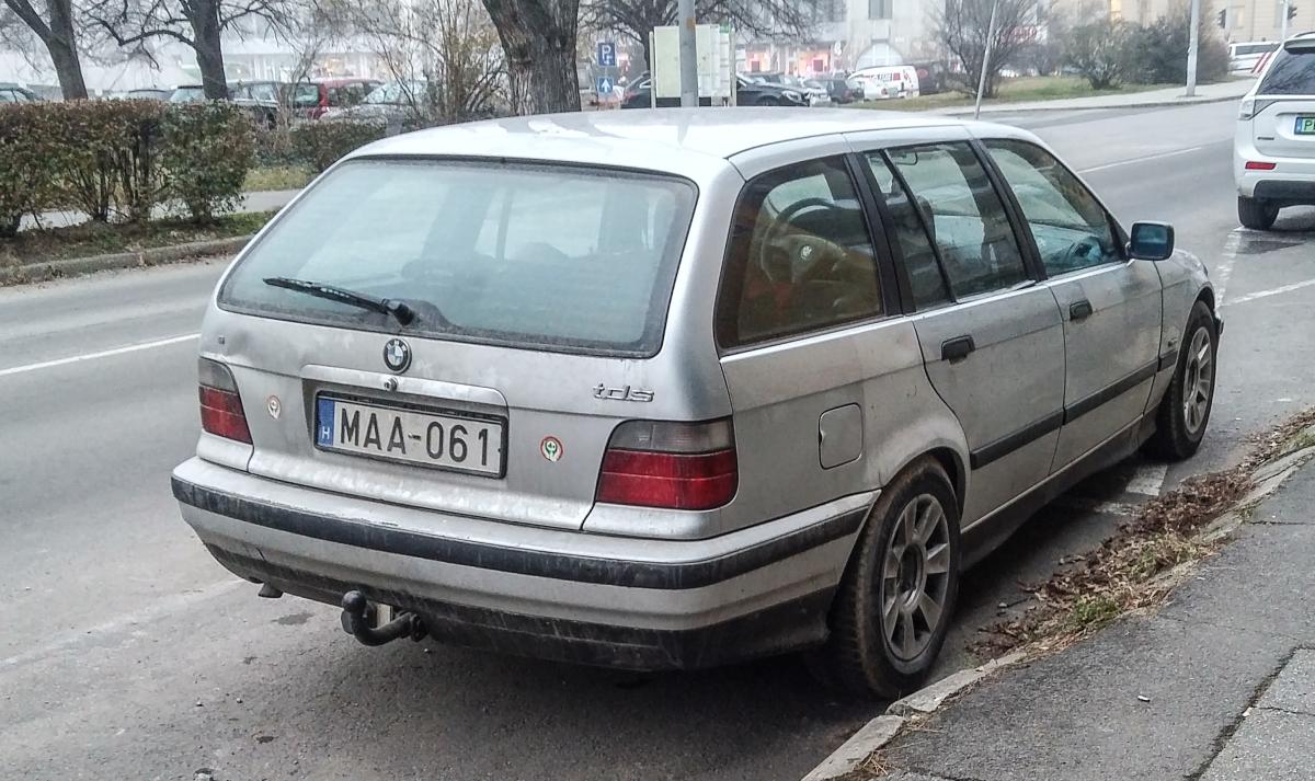 BMW 3-er E36 Touring von hinten. Foto: Januar, 2020 in Pécs, Ungarn.