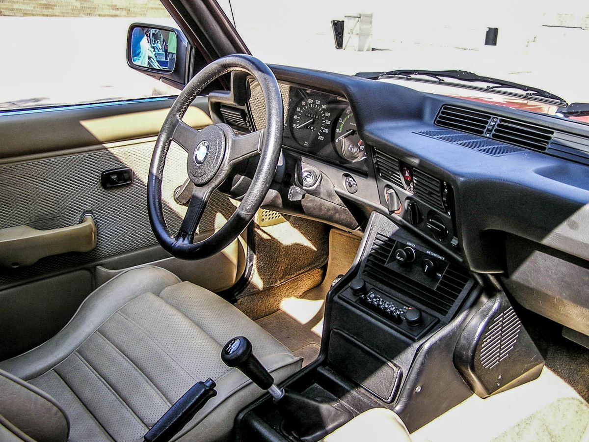 BMW 3er E21, das Interieur vom Mitfahrersicht. Aufnahmedatum: 13.09.2015