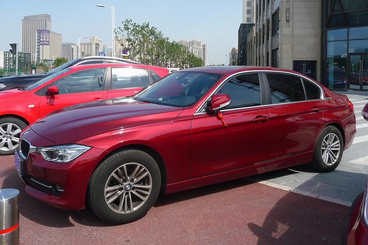 BMW 3er in Lang-Version in Kunshan, Jiangsu, am 3.10.2015