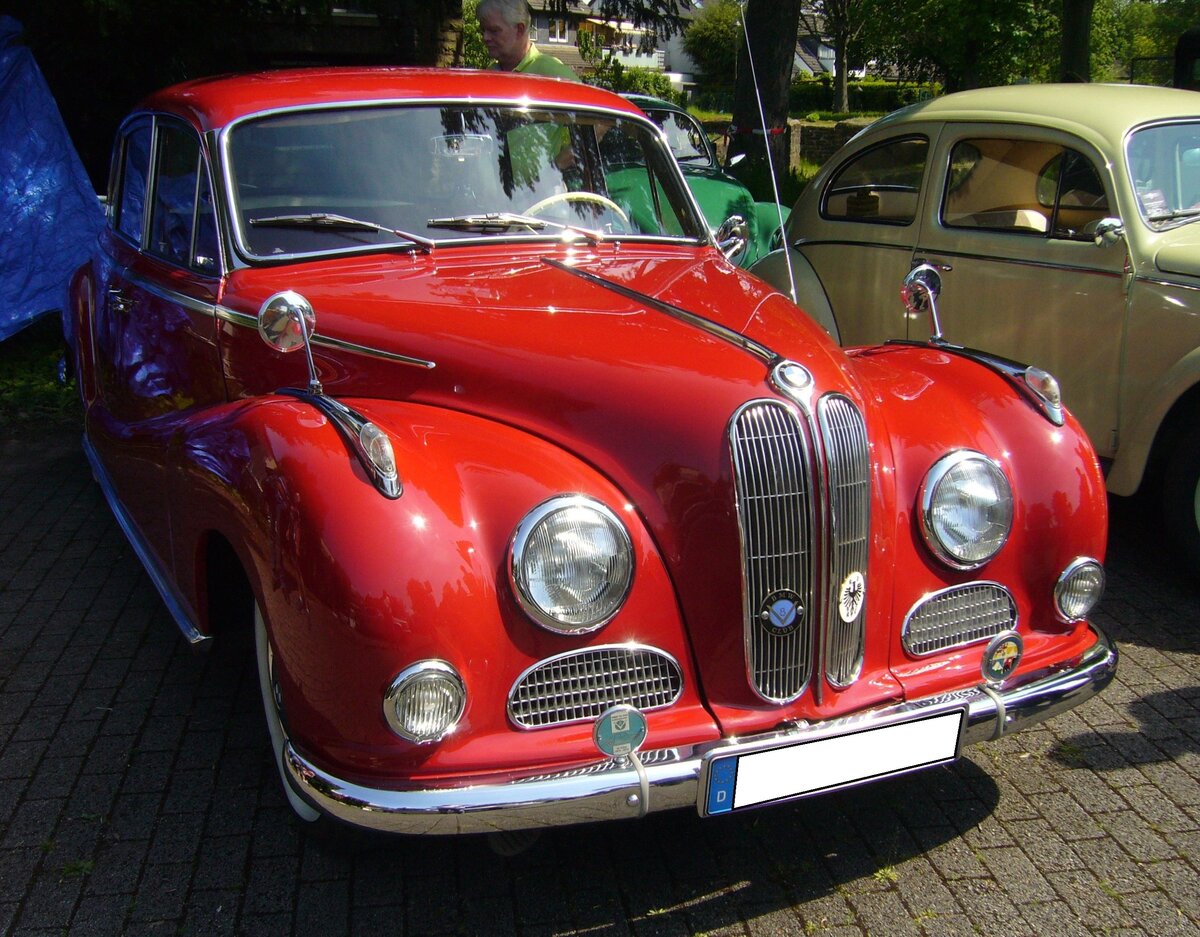 BMW 502 3200 S, gebaut von September 1961 bis August 1962. Der 3200 S war die stärkste Version und letzte Ausbaustufe des BMW 502. Insgesamt verließen während seiner Produktionszeit nur 915 Fahrzeuge dieses Typs die Werkshallen der BMW AG. Der abgelichtete 3200 S wurde im Mai 1962 ausgeliefert und kostete damals DM 19.850,00. Der V8-Motor dieses Autos hat einen Hubraum von 3168 cm³ und leistet 140 PS. Die Höchstgeschwindigkeit gaben die Münchener mit 175 km/h an. 4. Oldtimertreffen an der  Burgruine  Essen-Burgaltendorf am 14.05.2023.
