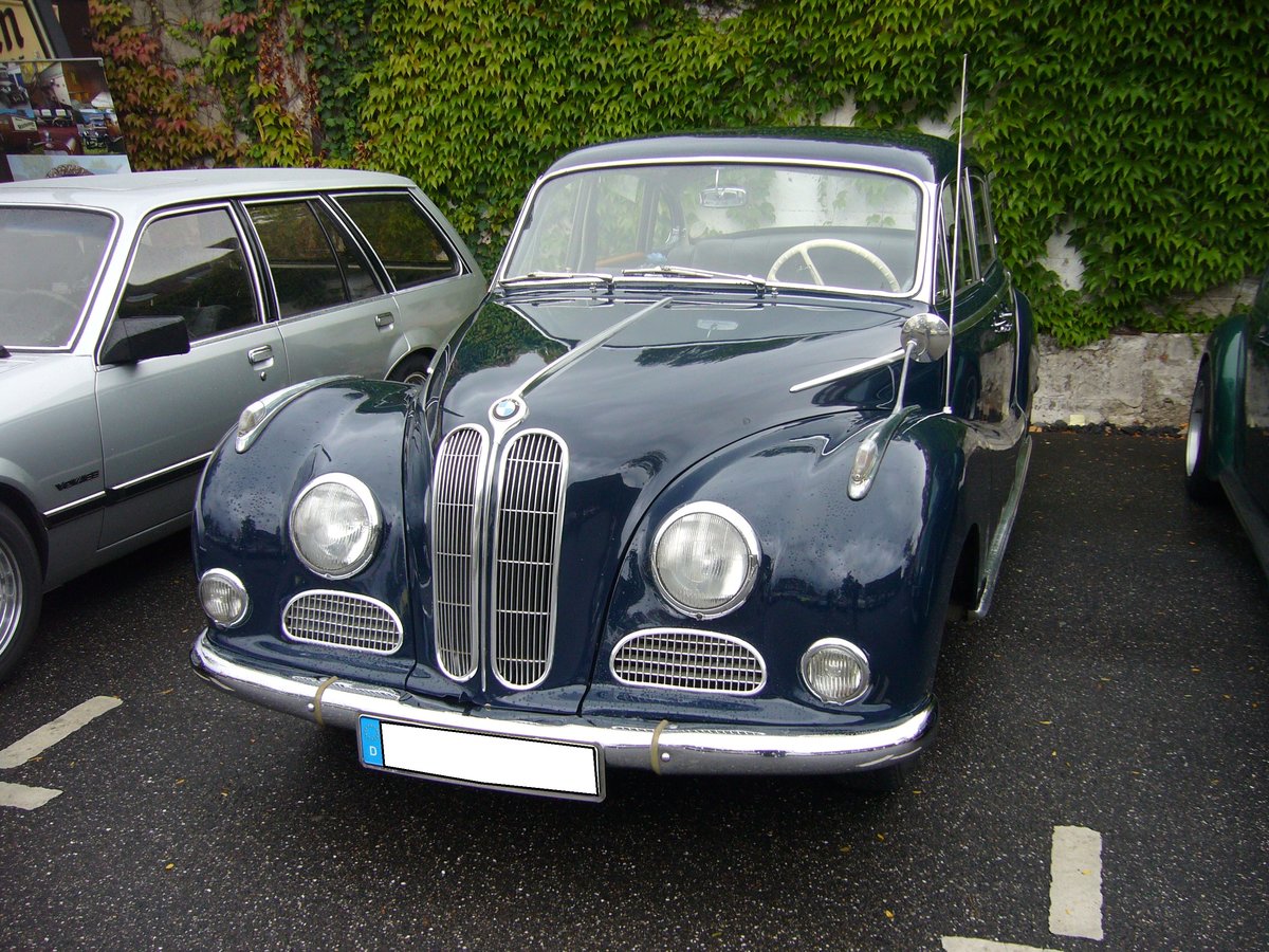 BMW 502 Limousine. 1954 - 1963. Der 502 war der erste deutsche Personenwagen mit einem 
V8-motor. Der Motor war mit Hubräumen von 2580 cm³ und 3168 cm³ lieferbar. Herbstfest an der Düsseldorfer Classic Remise am 02.10.2016.