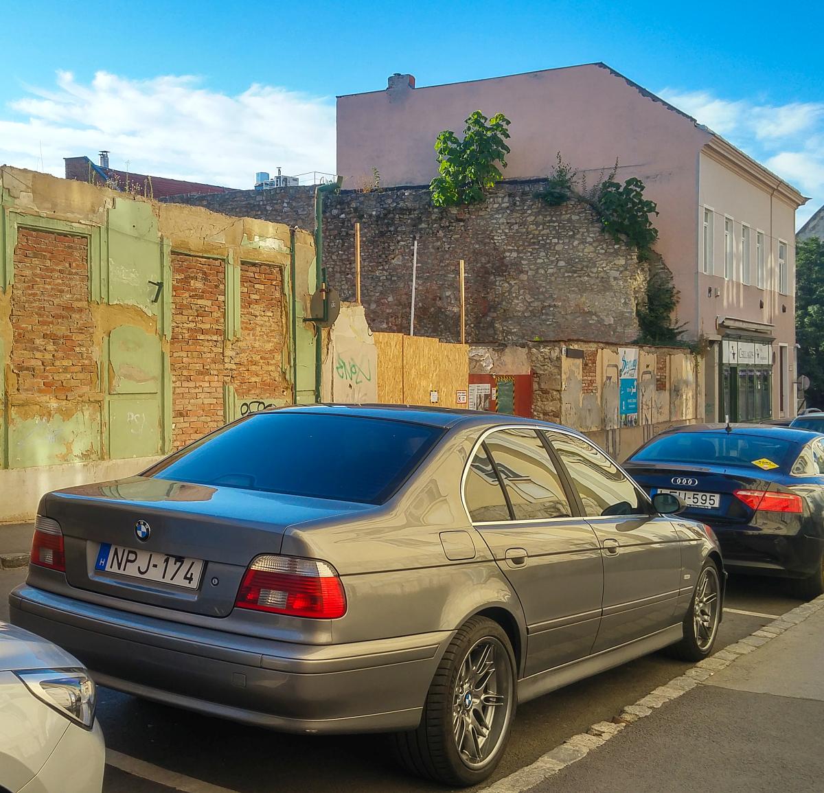 BMW 5er (e39) von hinten. Foto: Pécs (Hu), August, 2019