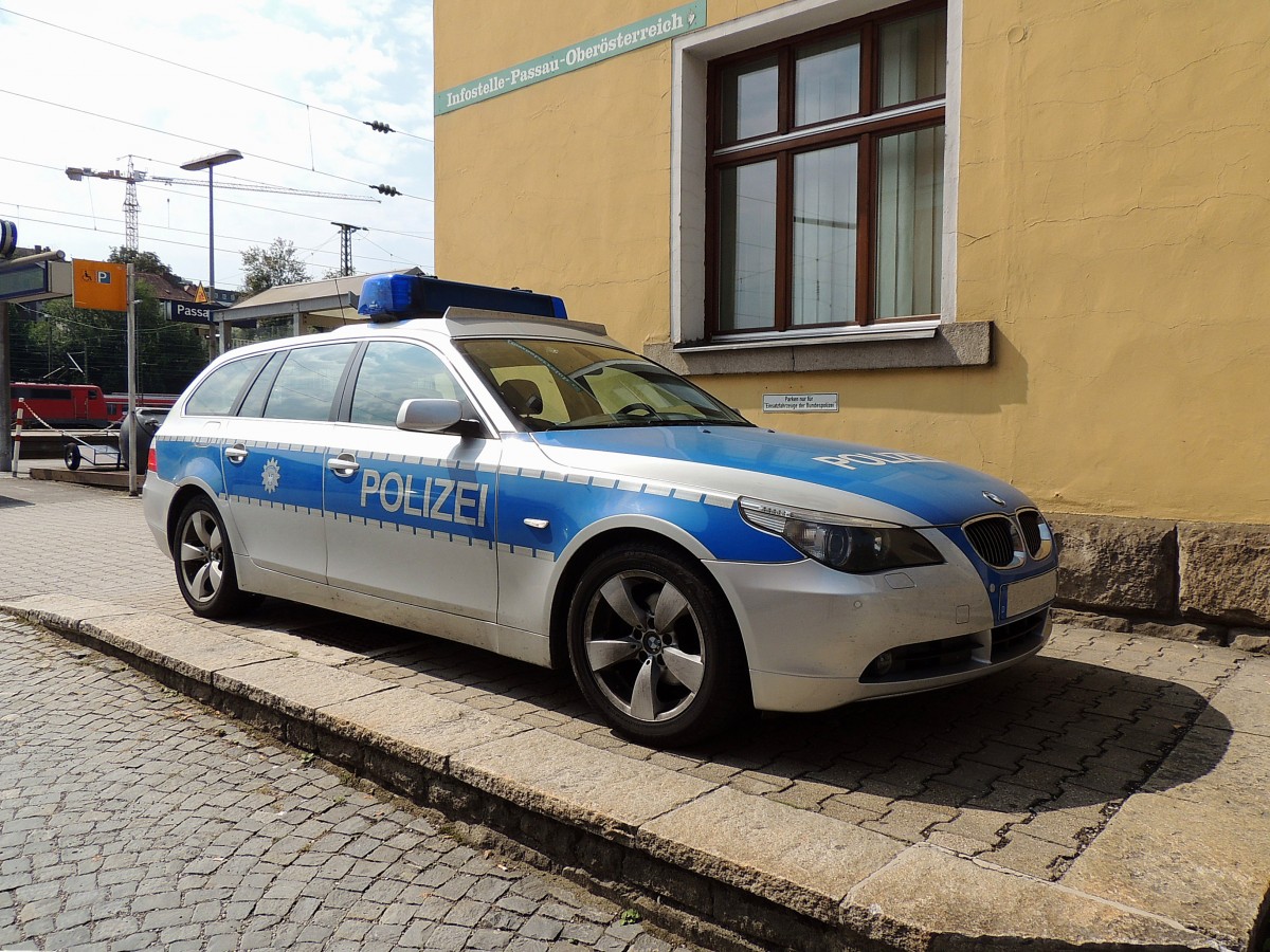 BMW d.POLIZEI steht im Bereich Passau-Hbf fr die nchste Einsatzfahrt bereit; 130831