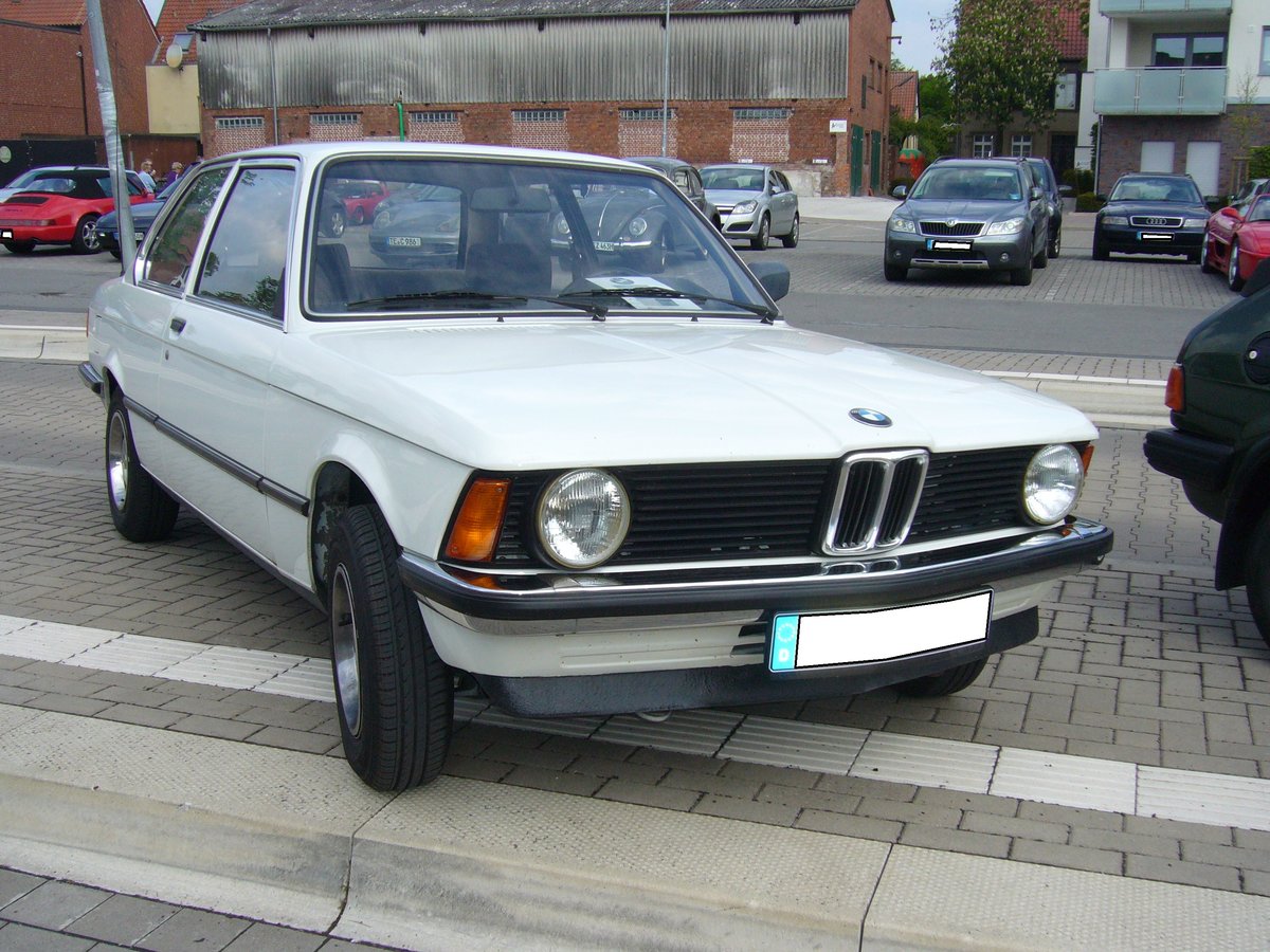 BMW E21 315. 1981 - 1983. Die Modellreihe E21 gelangte ab Juli 1975 zu den Händlern. Der hier abgelichtete 315 war das Sparmodell dieser Baureihe und wurde noch bis Ende 1983 gebaut, obwohl die E21 Baureihe mit den anderen Motorisierungen bereits im November 1982 zu Gunsten des neuen E30 eingestellt wurde. Der 4-Zylinderreihenmotor hat einen Hubraum von 1563 cm³ und leistet 75 PS. Oldtimertreffen Glandorf am 14.05.2017.